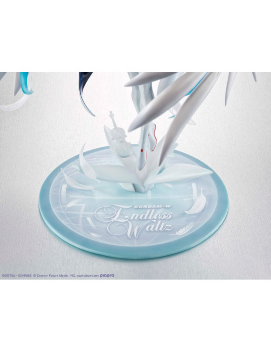 Megahouse - Mobile Suit Gundam x Hatsune Miku - figure Lucrea Hatsune Miku x Wing Gundam Zero EW 45th Anniversary
